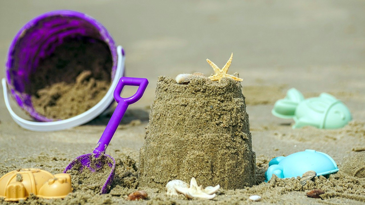 Giochi con la sabbia al mare da fare con i bimbi
