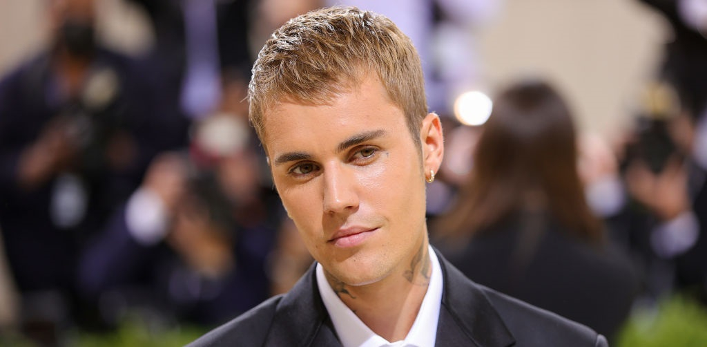 Tatuaggi Justin Bieber: cosa vogliono dire quelli sul collo e sul petto?