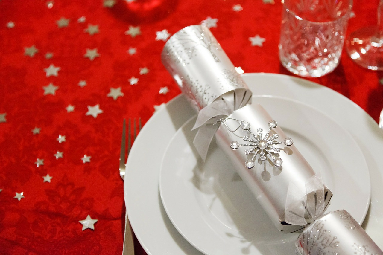 Cosa sono i Christmas Cracker? Le curiosità che devi assolutamente conoscere