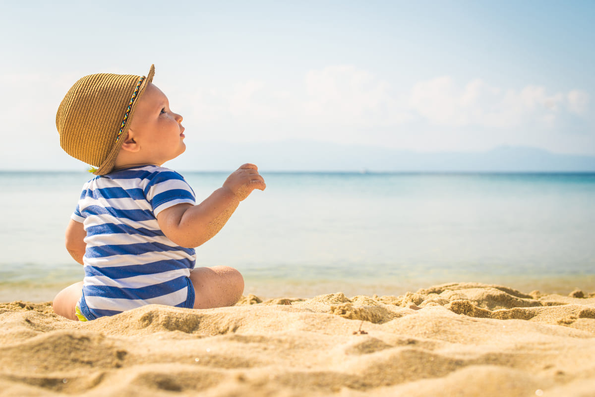 Come vestire i bambini per il mare: consigli utili