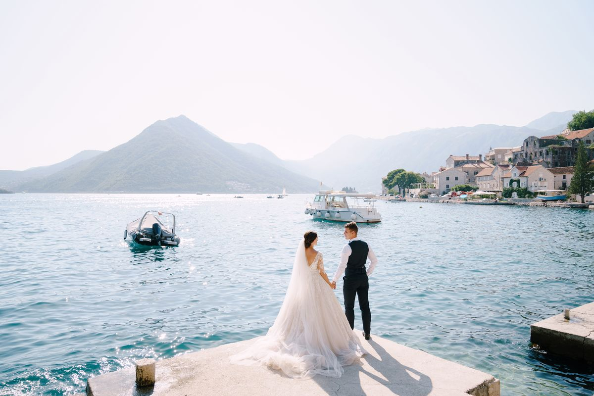 Come vestirsi a un matrimonio in spiaggia: il look perfetto