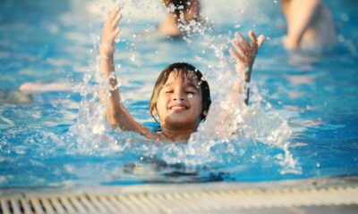 SH_piscina_bambino_gioca_schizzare_acqua
