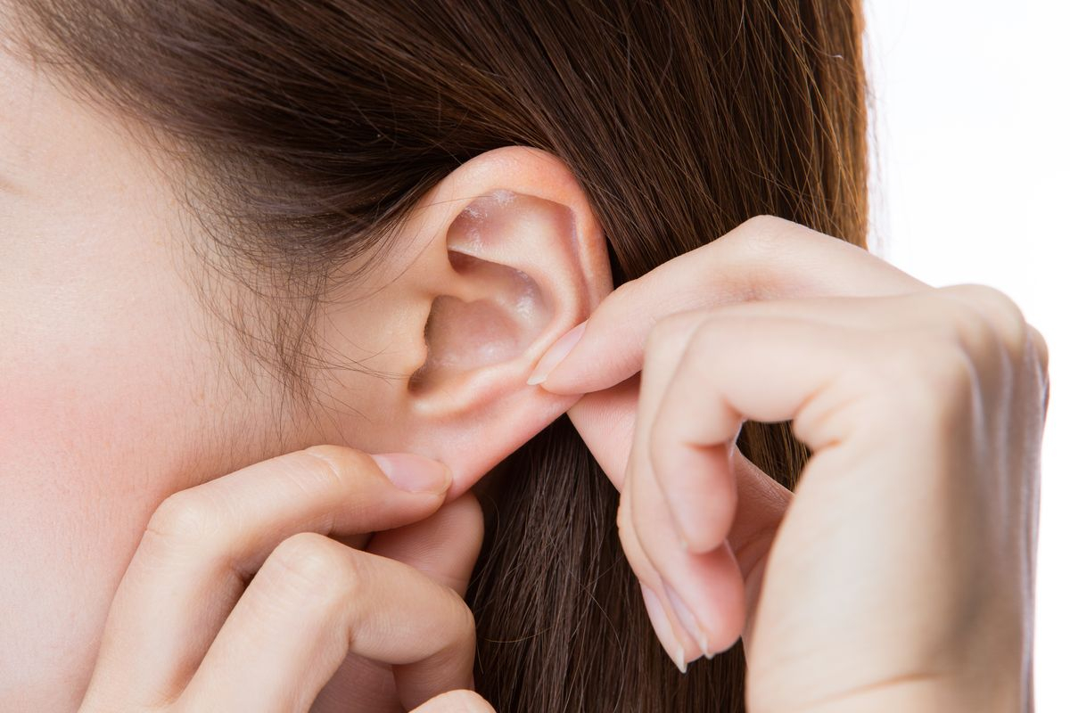 Prurito alle orecchie: possibili cause e rimedi efficaci