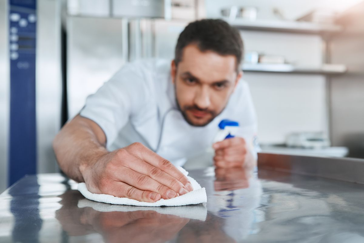 donne più rapporti uomo pulizie casa