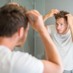 Tagli capelli uomo estate 2022: quali consigliare al proprio partner