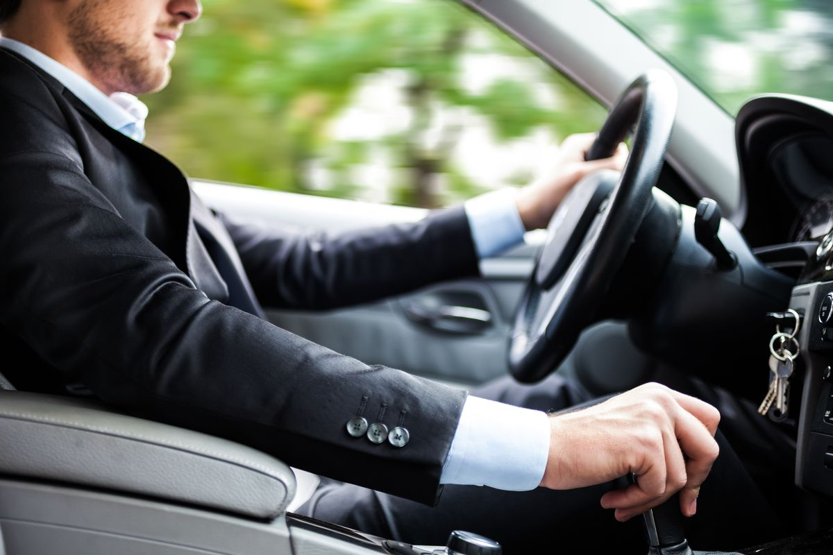 parlare vivavoce auto
