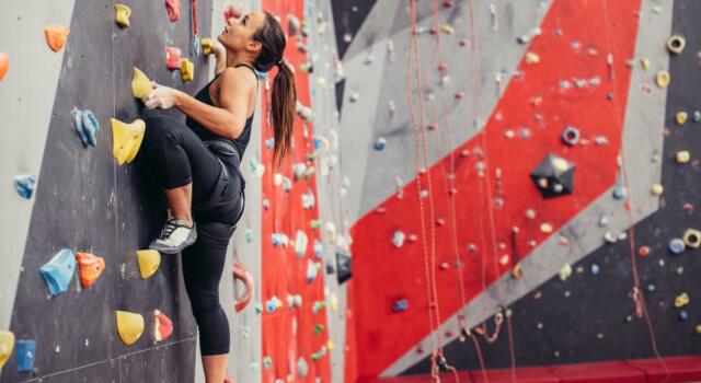 Elnaz Rekabi, giallo sull&#8217;atleta iraniana dell&#8217;arrampicata che ha gareggiato senza velo