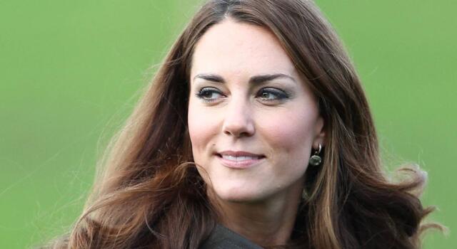 Kate Middleton in mimetica sulla neve: visita alle Guardie Irlandesi a Salisbury