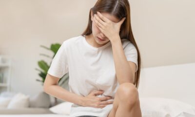 ragazza dolore mal di pancia testa