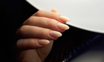 mocha manicure marrone