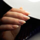 mocha manicure marrone