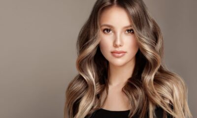 viso donna capelli lunghi mossi shatush balayash