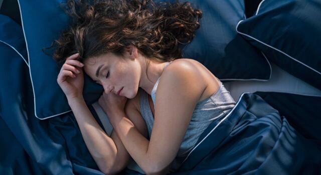 Dormire bene giova alla pelle? Lo dice la scienza