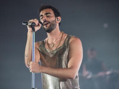 Marco Mengoni, dark e luccicante per Versace: il look