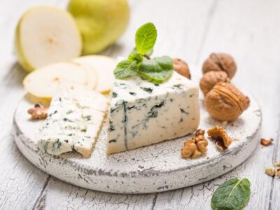 Gorgonzola, proprietà e benefici: quanto se ne può mangiare?