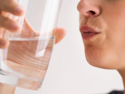 Bere acqua aiuta a dimagrire: quanta ne serve e quando
