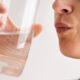 bere acqua