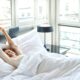 ragazza letto svegliarsi risveglio