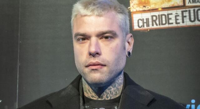 Fedez cambia look e dice addio al biondo: la foto