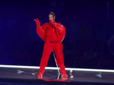 Rihanna al Super Bowl: look rosso con sorpresa