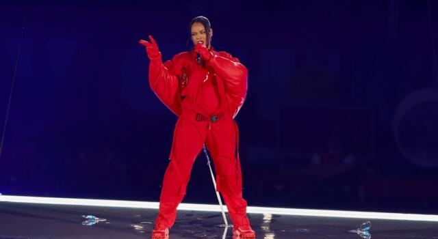 Rihanna al Super Bowl: look rosso con sorpresa