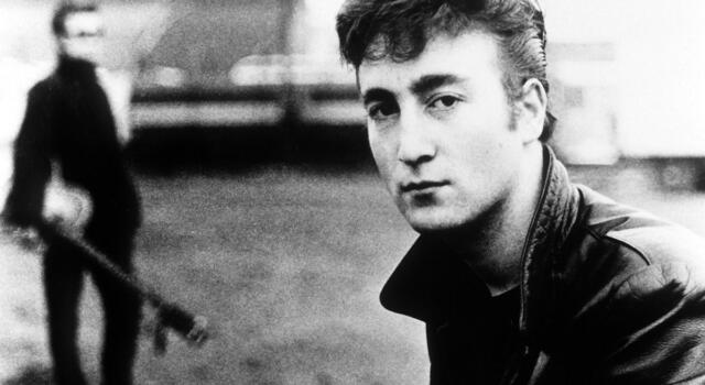 Yoko Ono compie 90 anni: dall&#8217;amore per John Lennon all&#8217;albero dei desideri creato dal figlio