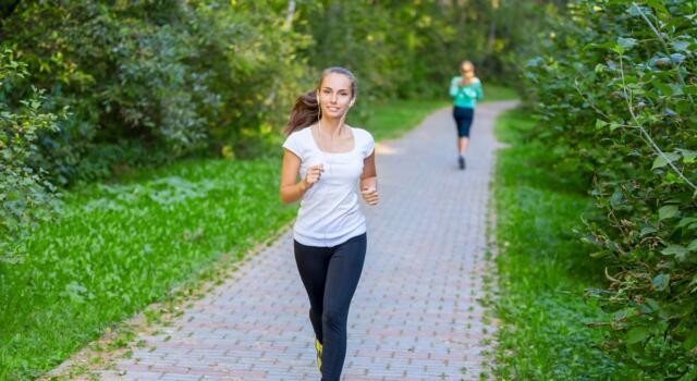 Camminare per restare in forma: quanti passi al giorno servono?