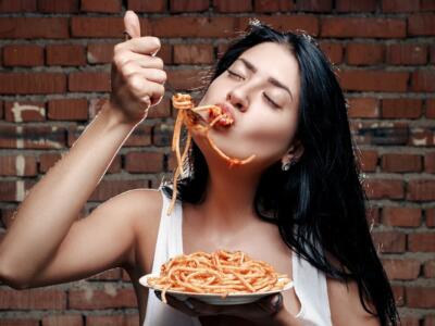 Digestione, qual è la migliore posizione quando si mangia