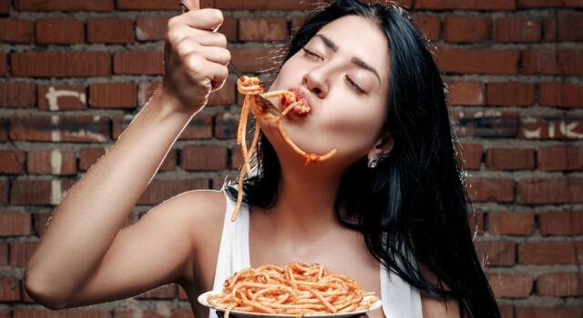 Digestione, qual è la migliore posizione quando si mangia