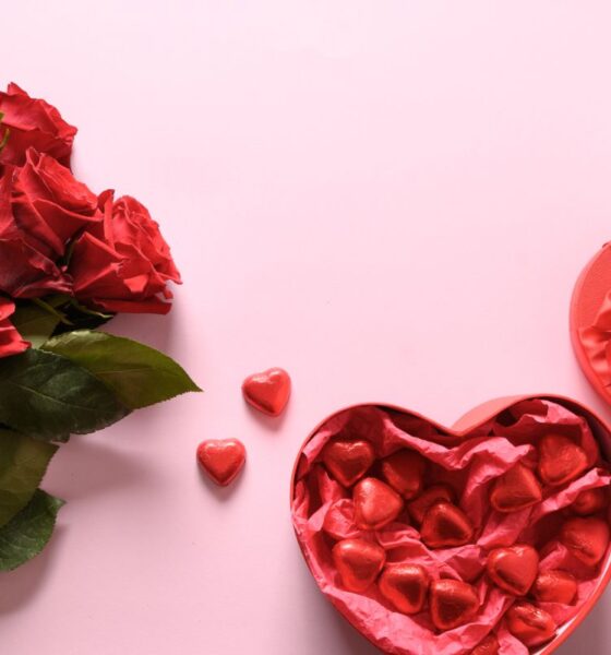 Scatola di cioccolatini con mazzo di rose