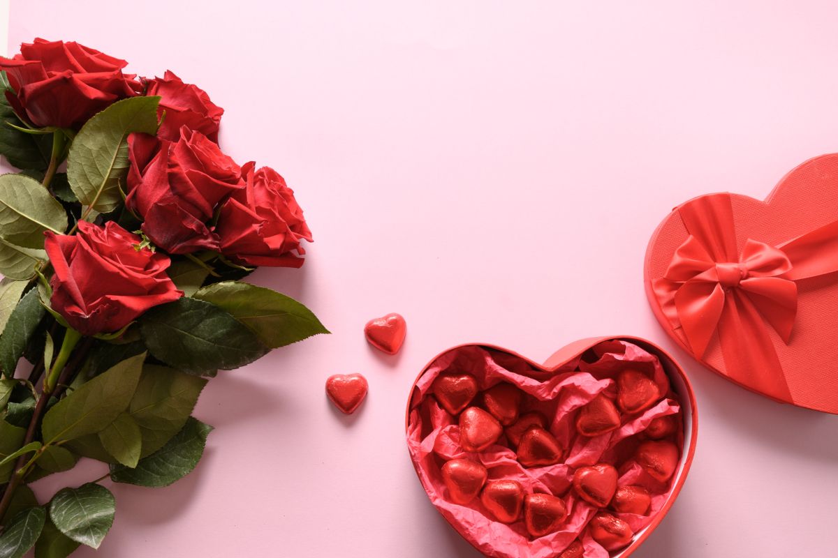 Scatola di cioccolatini con mazzo di rose