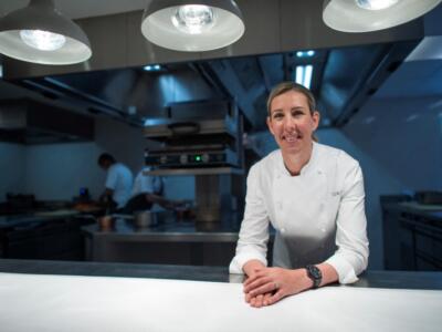 Clare Smyth, chi è la chef donna britannica e quanto costa mangiare al suo ristorante
