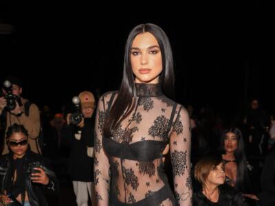 Dua Lipa col micro bikini di Hello Kitty: il costo e le foto