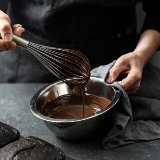 Cioccolato fondente, 5 benefici per il corpo. Mangiarlo fa bene!
