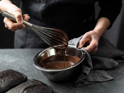 Cioccolato fondente, 5 benefici per il corpo. Mangiarlo fa bene!