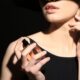 donna profumo collo