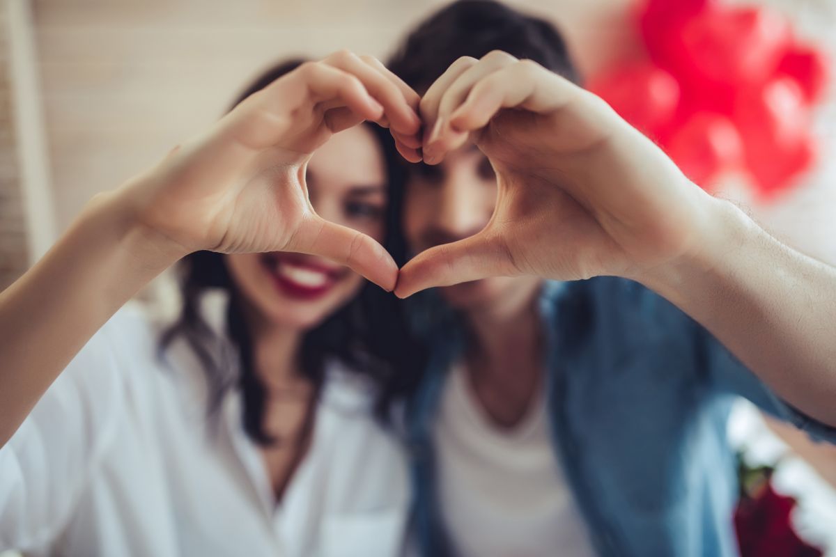 san valentino amore coppia mani cuore