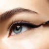 Tendenze make-up occhi primavera/estate 2023: cat eye e ombretti colorati