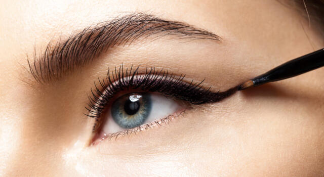 Tendenze make-up occhi primavera/estate 2023: cat eye e ombretti colorati