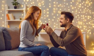 coppia proposta di matrimonio anello
