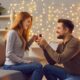 coppia proposta di matrimonio anello