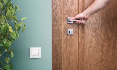 mano maniglia porta in legno