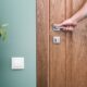 mano maniglia porta in legno