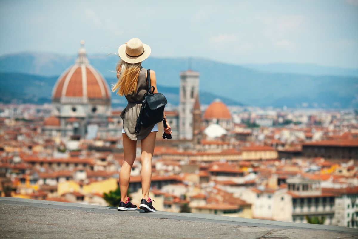 ragazza turista panoramica firenze toscana