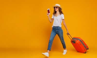 ragazza viaggiare valigia passaporto