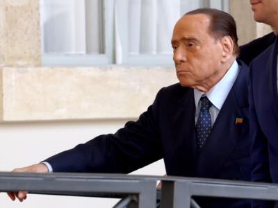 Berlusconi, l’ultima foto pubblica: “Al bar con mio figlio”. Lo scatto