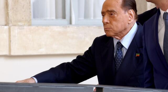 Berlusconi, l&#8217;ultima foto pubblica: &#8220;Al bar con mio figlio&#8221;. Lo scatto