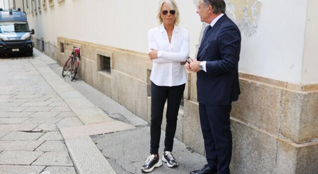 Maria De Filippi, gesto in onore di Berlusconi e il saluto a Pier Silvio