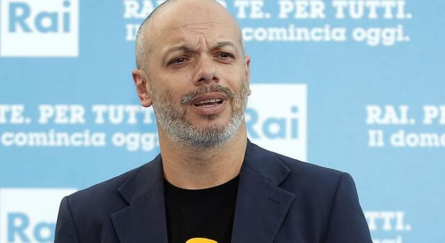 Diego Bianchi con la maglietta di Francesco Nuti: l&#8217;omaggio a Propaganda Live.