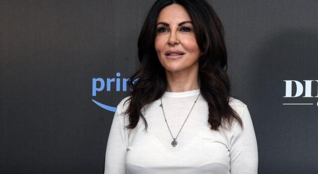 Sabrina Ferilli indossa l&#8217;abito di Belen e manda i fan in tilt. La foto e il costo